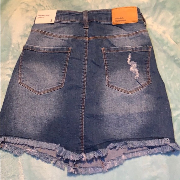 Fashionnova distressed denim skirt - Picture 2 of 2